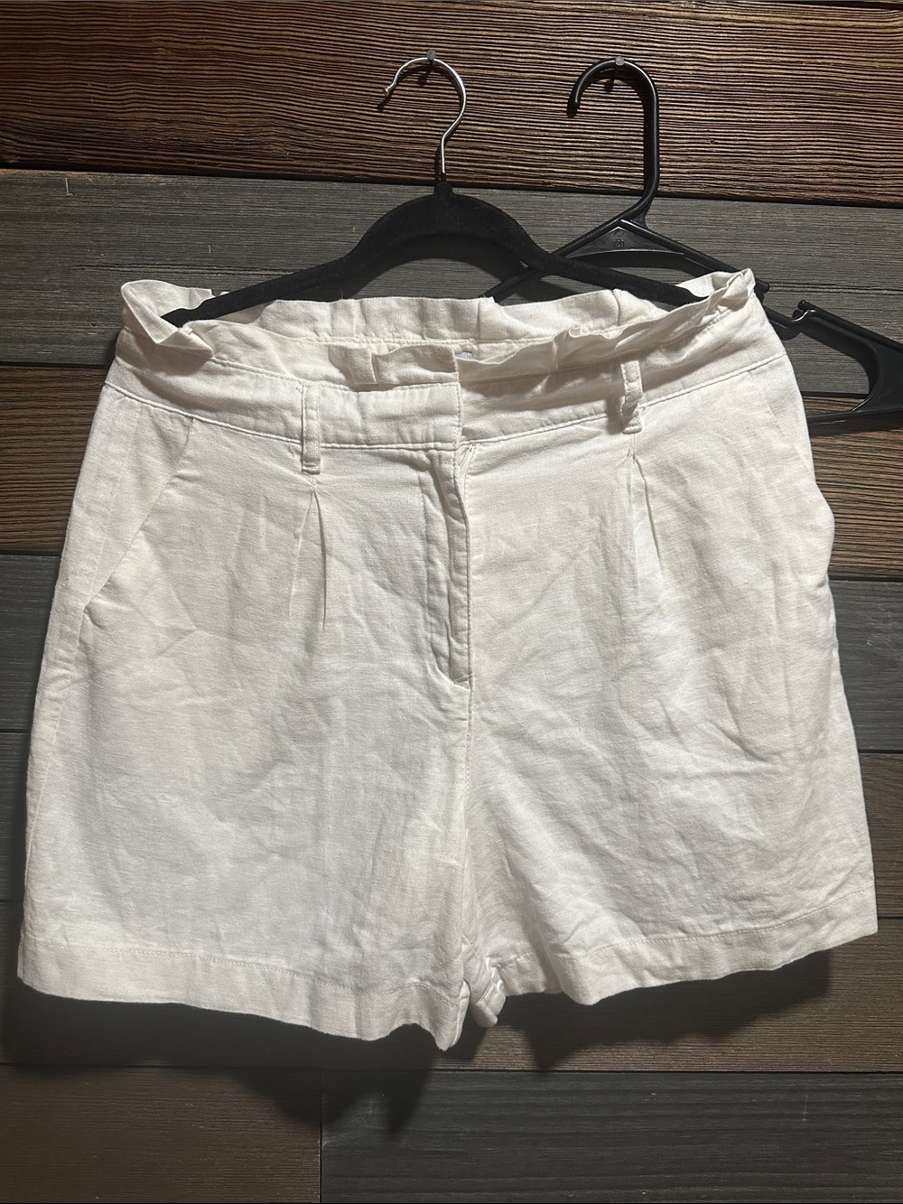 crown & ivy White High-Rise Pleated Linen-Blend Shorts